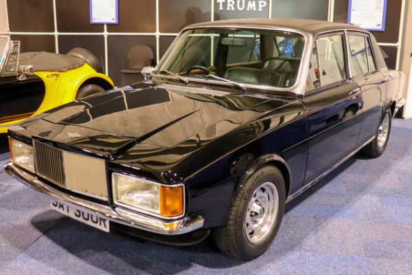 Panther Rio, пуснат на пазара през 1975 г., изглежда само като голям представителен седан. Но той е повече от метър по-къс от модела De Ville и се базира на скромния Triumph Dolomite със задно задвижван. Има два 4-цилиндрови двигателя с осем или 16 клапана - съответно 1.9 (91 к.с.) и 2.0 (127 к.с.). Най-бързият Rio вдигна 97 км/ч за 9,7 секунди и ускорява до 175 км/ч.

Иначе това е типичен автомобил на Jankel Group - със стоманен монокок, ръчно оформени алуминиеви панели и шикозни интериорни елементи. Всички Rio са с квадратни метри естествена кожа и богато оборудване. Но трябва да платите за всичко - Rio струва три пъти повече от донора Triumph и дори Jaguar XJ с V12 е по-евтин. От тук следва само 18 продадени за няколко години.